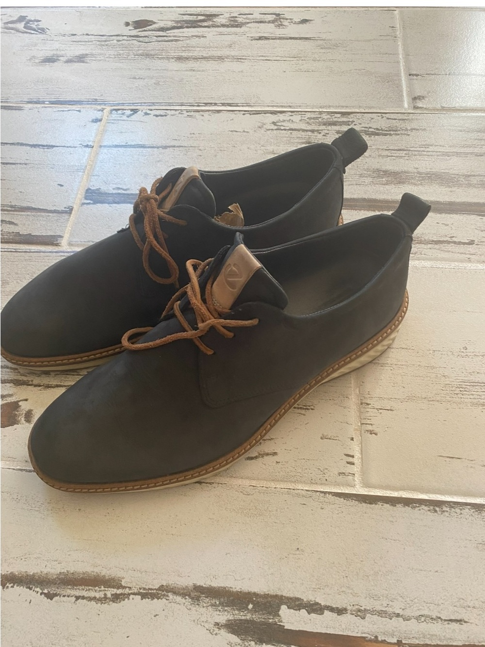 Men's Casual Lace-Up Derby Shoes in Dark Gray with Brown Accents